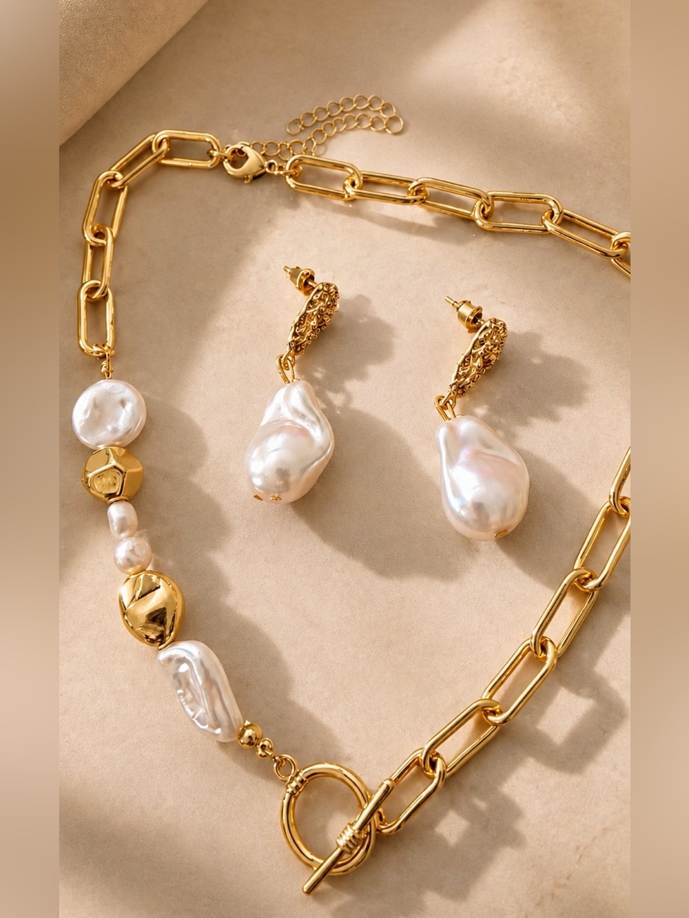 Statement Gold-tone Chain & Baroque Pearl Necklace - Toggle Clasp